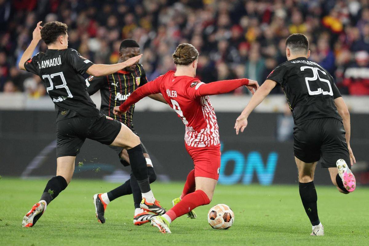 弗赖堡主场迎战多特蒙德，凭借稳固防守和主场韧性，有望捍卫荣誉，争夺关键胜利。