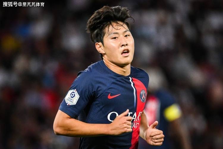 “新一哥”不如“老一哥”？李刚仁捧起足球先生奖，却不被信任